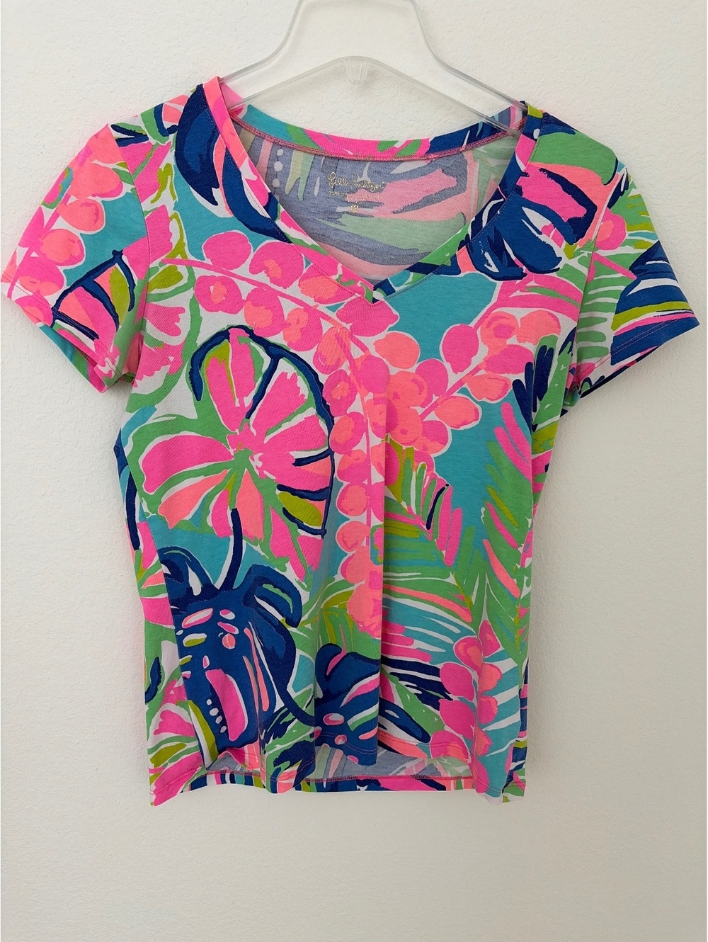 Lilly Pulitzer Pink Blue V-Neck Short Sleeve Tropical Print Top, Size Medium